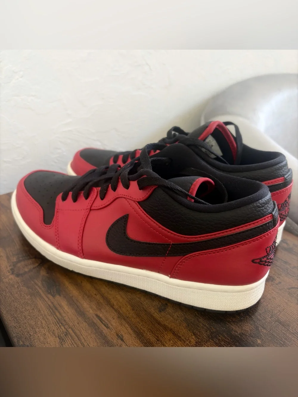 JORDAN 1 LOW 'REVERSE BRED' in Red/Black Sz. 10M Like New.